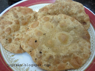 cauliflower stuffed poori