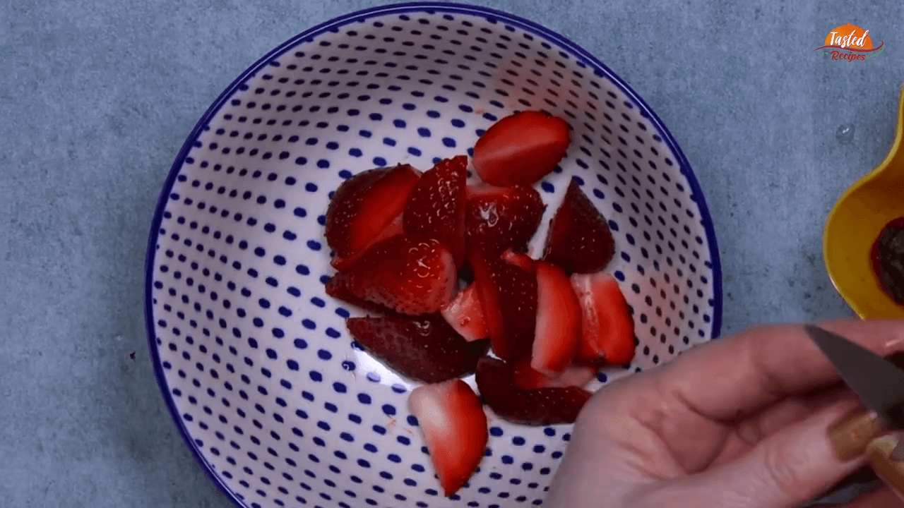 Gulkand Strawberry Milkshake step-1