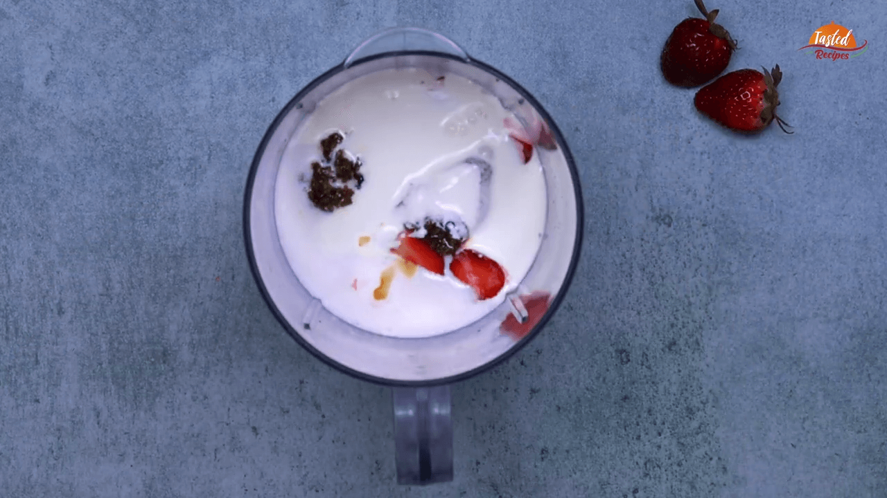 Gulkand Strawberry Milkshake step-2