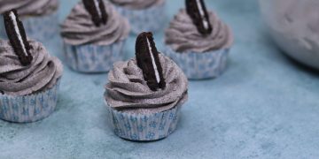 Eggless Oreo Cupcakes with Oreo Buttercream Frosting