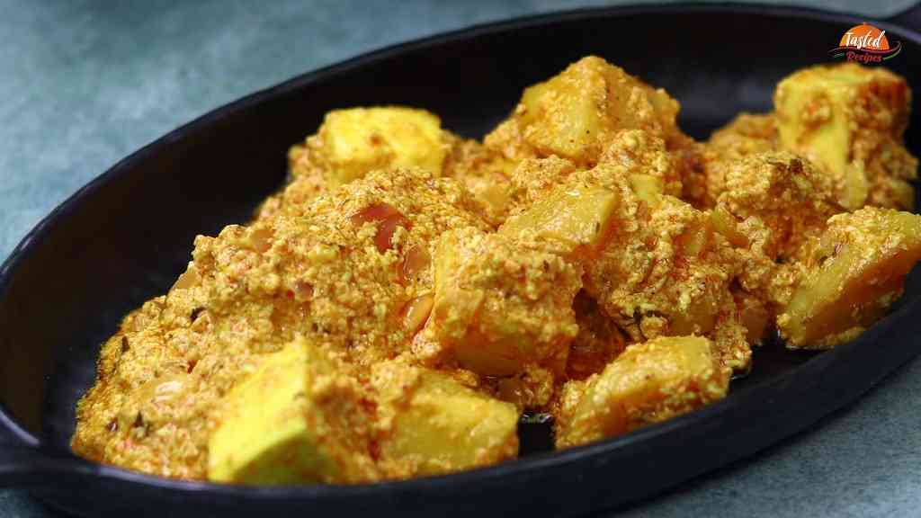 golden yellow color aloo paneer